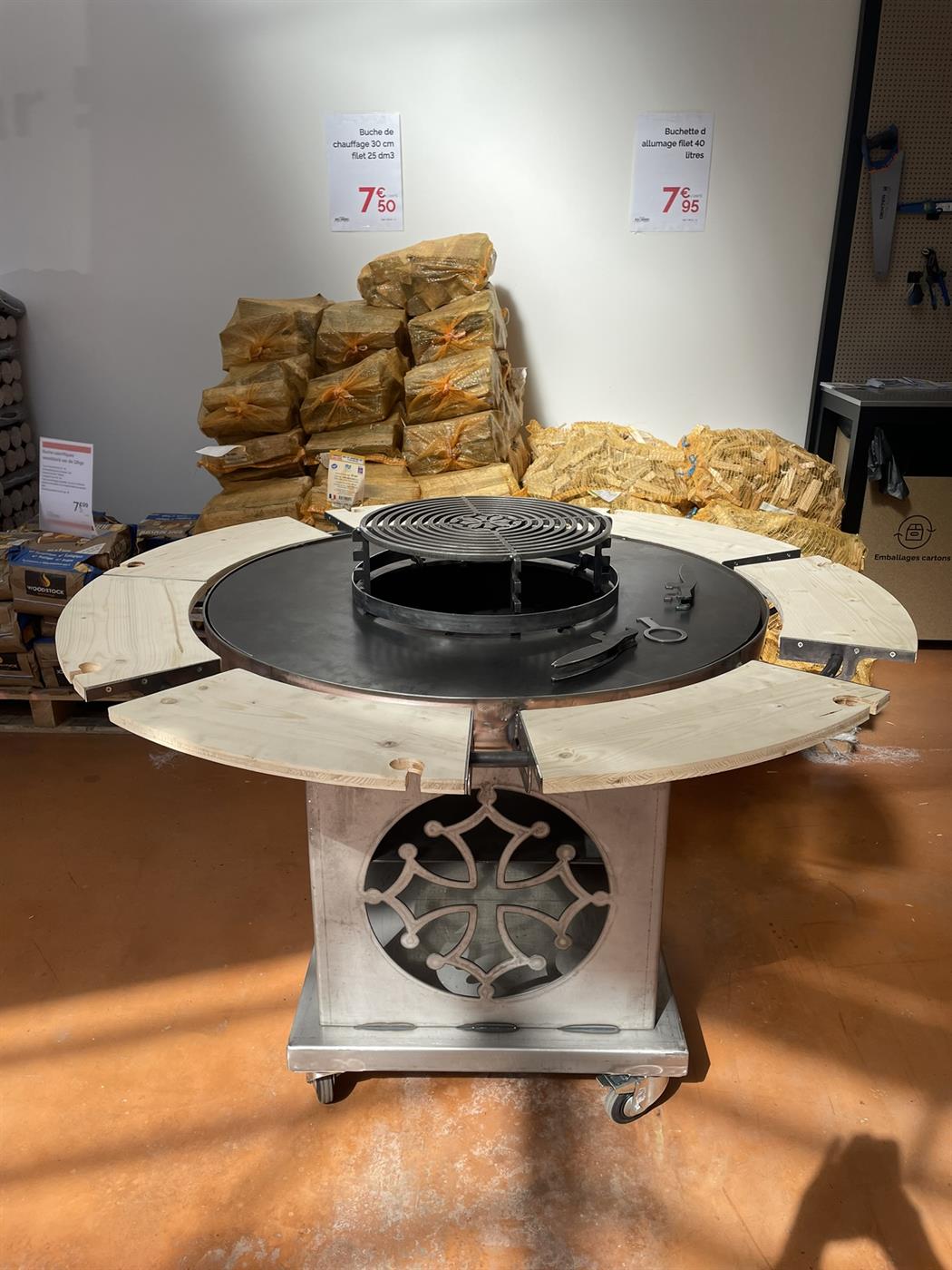 Brasero au socle ajouré d'une croix occitane, avec tablettes en bois clair