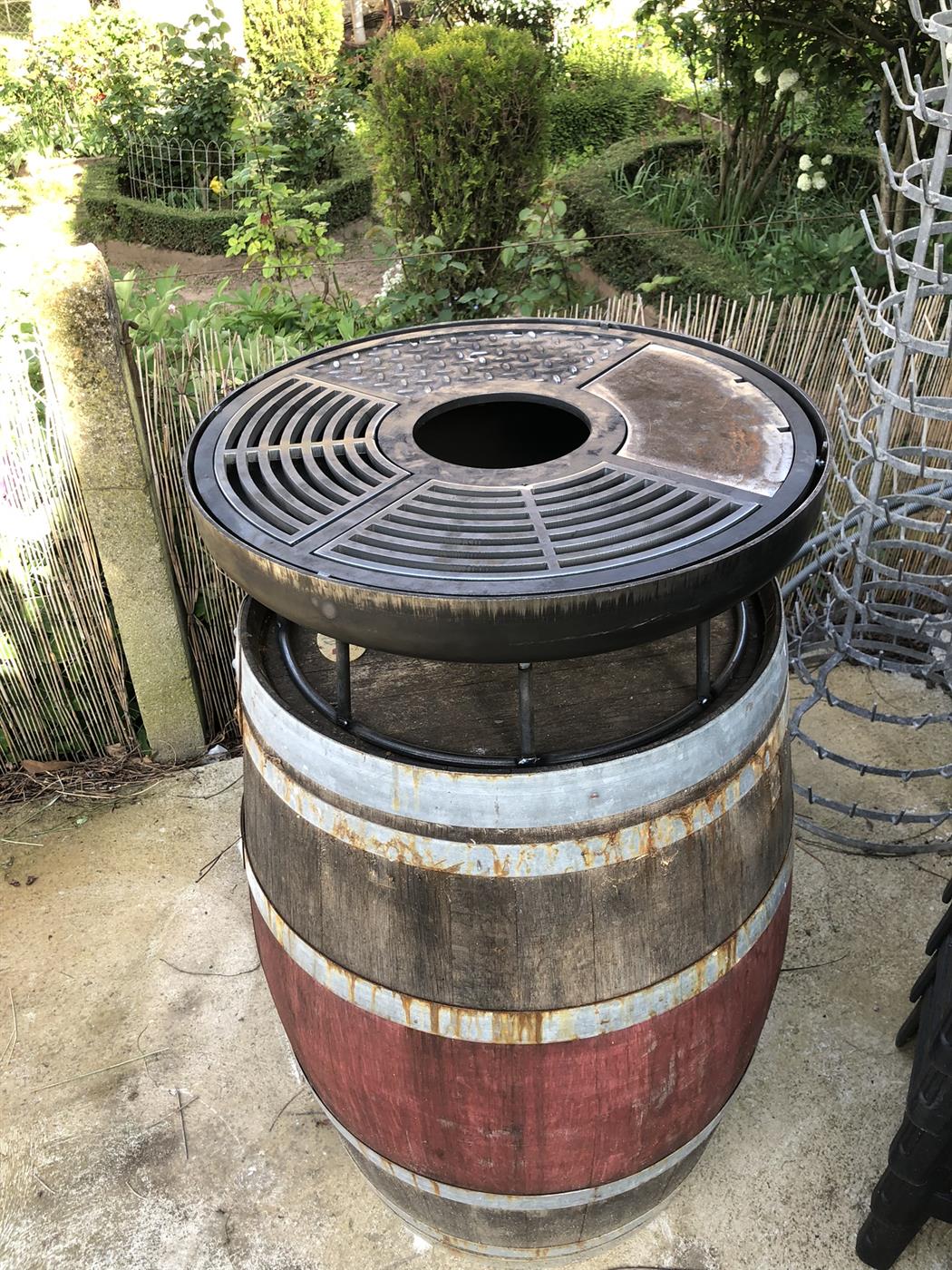 Brasero monté sur un ancien tonneau de vin, dans un jardin